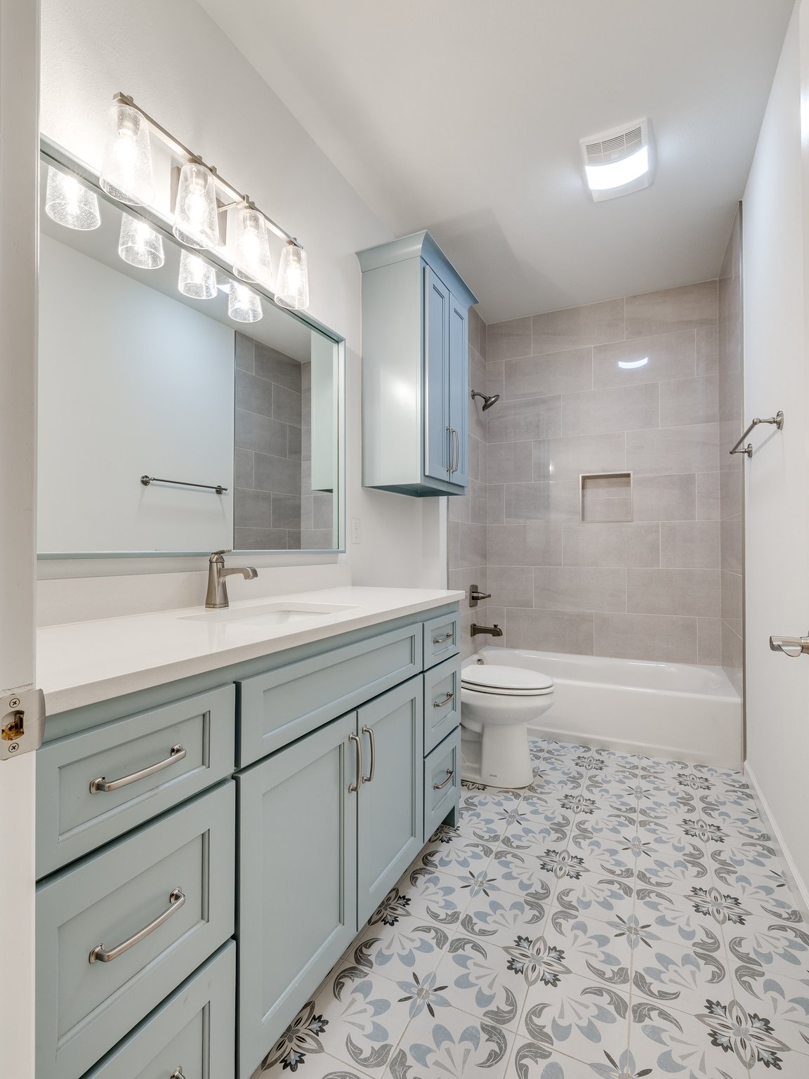 Designer bath with patterned tile