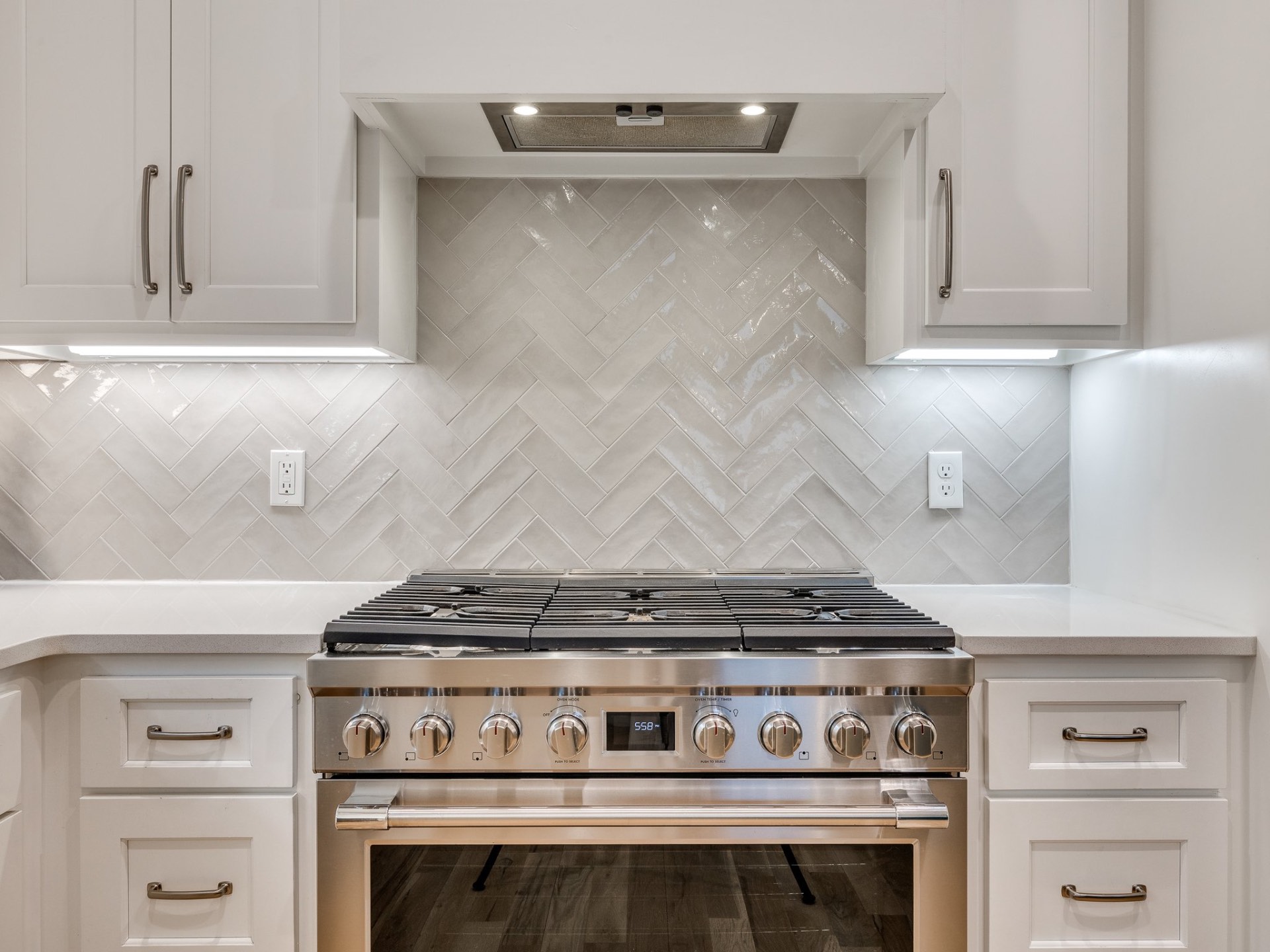 Herringbone tile and pro range